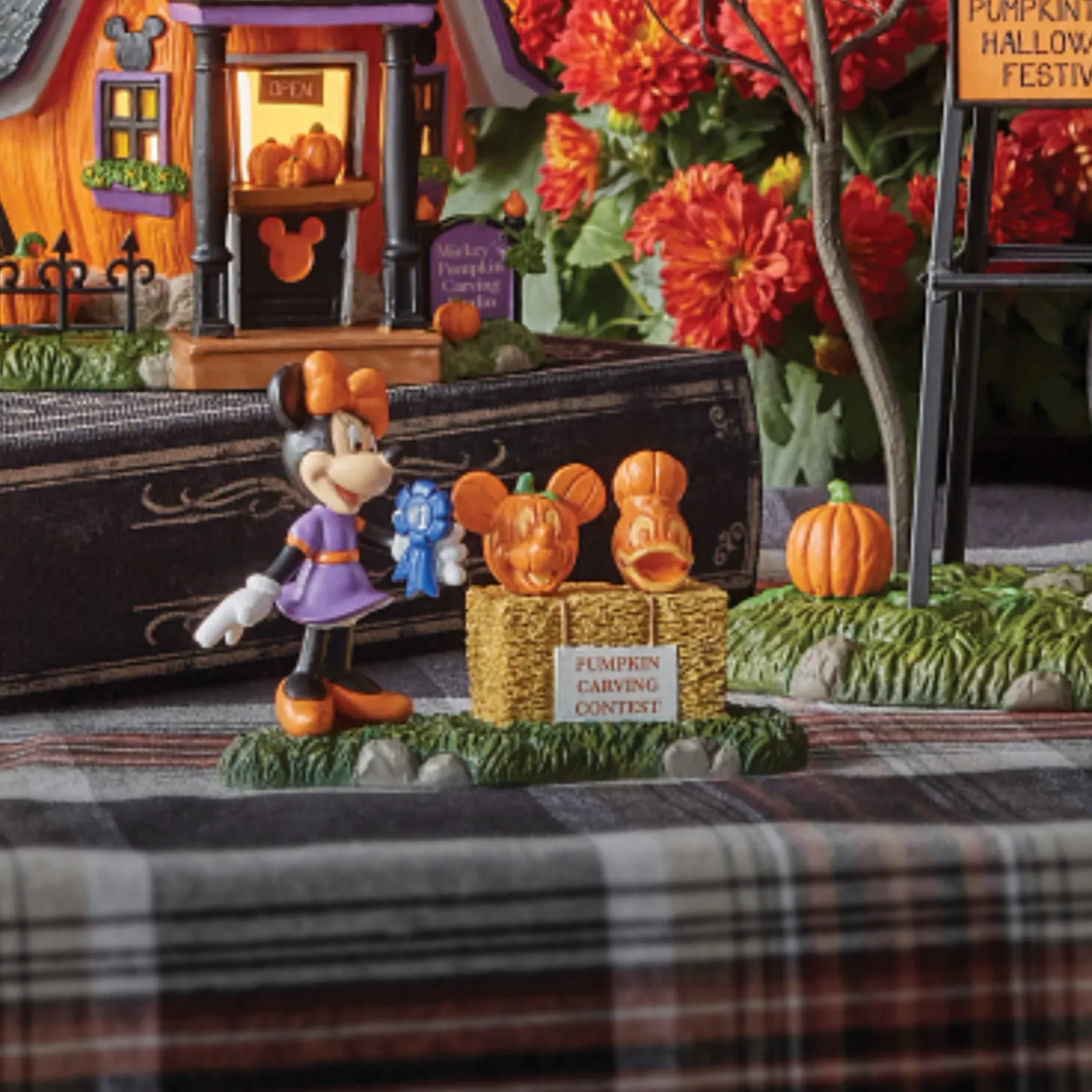 Department 56 Disney Mickey's Pumpkintown Minnie Picks A Winner 6012311